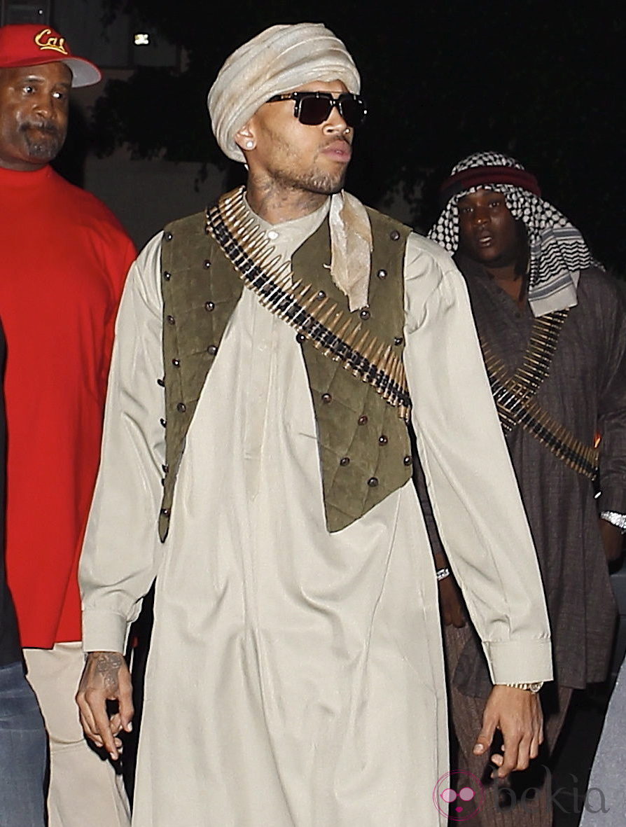 Chris Brown celebra Halloween 2012 disfrazándose de talibán