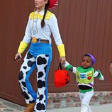 Sandra Bullock y su hijo Louis se disfrazan de 'Toy Story' en Halloween 2012