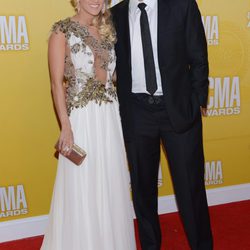 Carrie Underwood y su marido Mike Fisher en los Premios CMA 2012