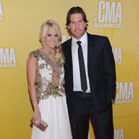 Carrie Underwood y su marido Mike Fisher en los Premios CMA 2012