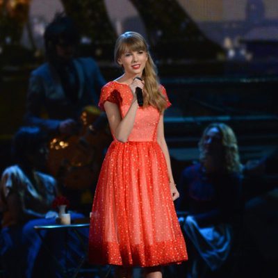 Taylor Swift durante su actuación en los Premios CMA 2012