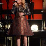 Kelly Clarkson durante su actuación en los Premios CMA 2012