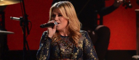 Kelly Clarkson durante su actuación en los Premios CMA 2012