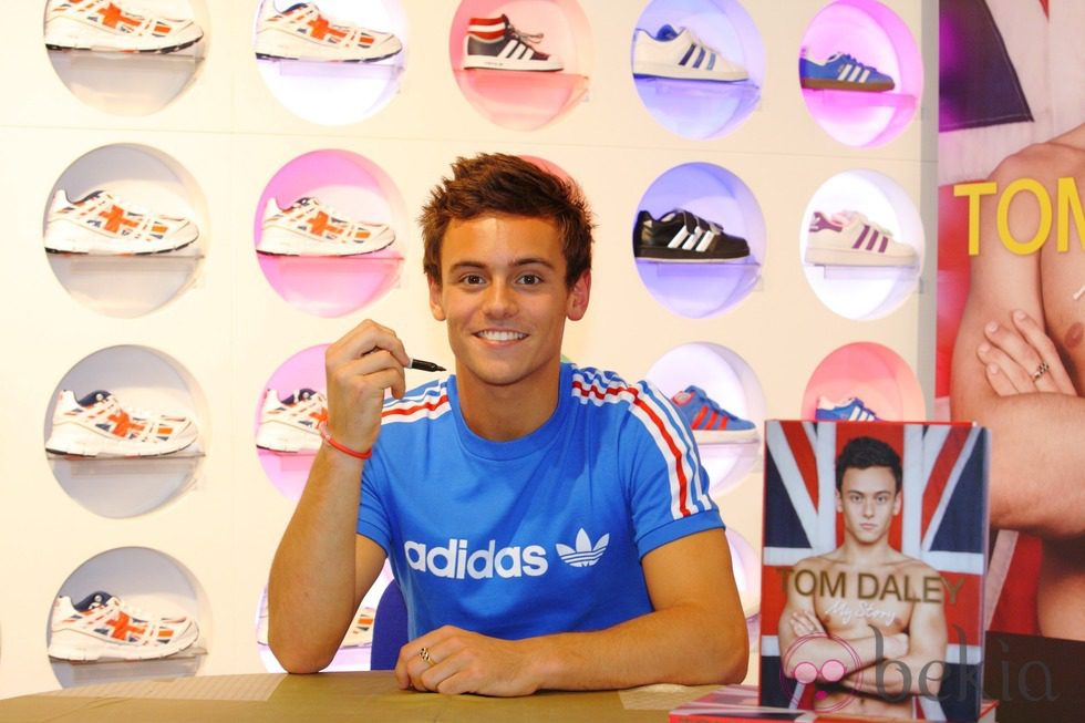 Tom Daley en su firma de libros en la tienda de Adidas