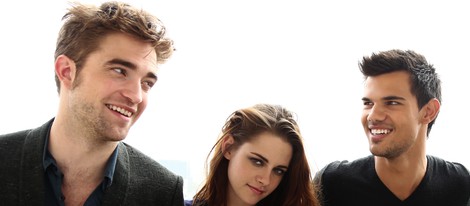 Robert Pattinson, Kristen Stewart, Taylor Lautner y Bill Condon sonrientes