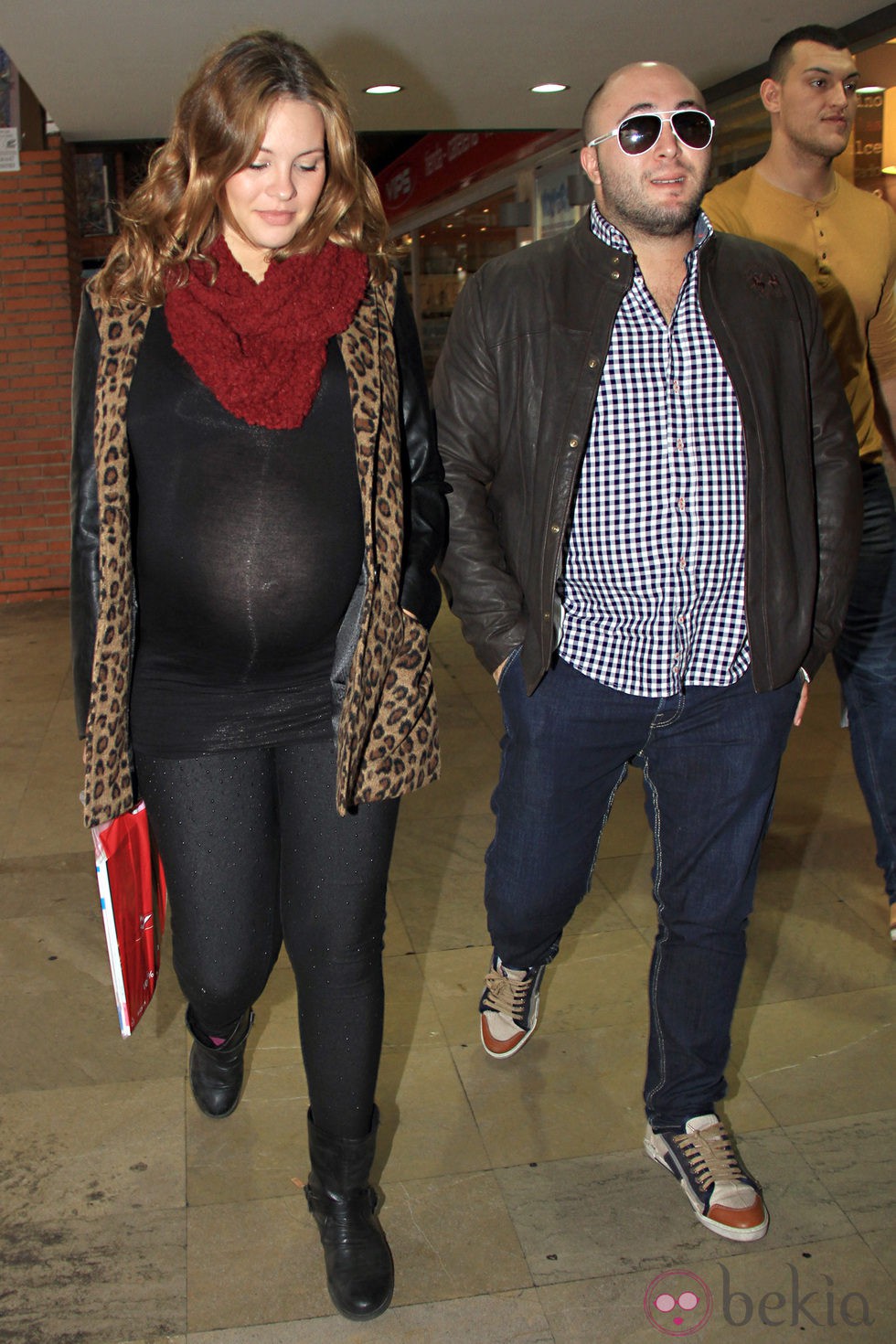 Jessica Bueno pasea por Sevilla junto a Kiko Rivera antes de dar a luz a su primer hijo