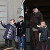 Enrique de Dinamarca y sus nietos Christian, Isabel y Félix saludan en la cacería Hubertus
