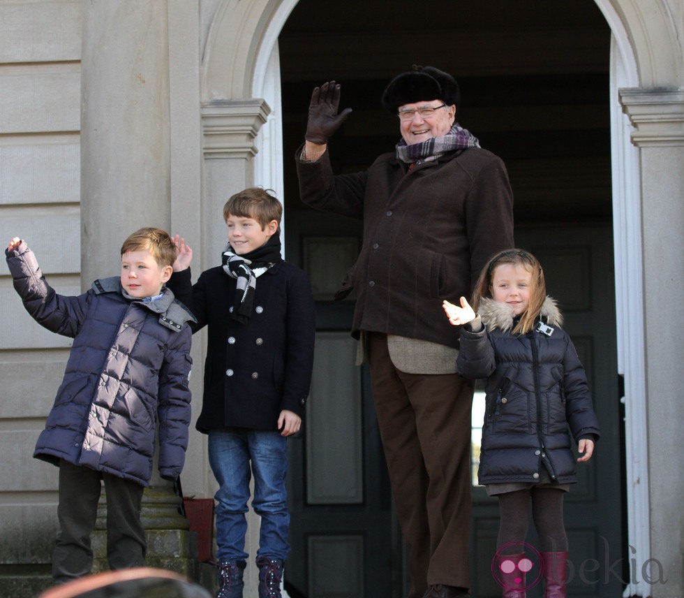 Enrique de Dinamarca y sus nietos Christian, Isabel y Félix saludan en la cacería Hubertus