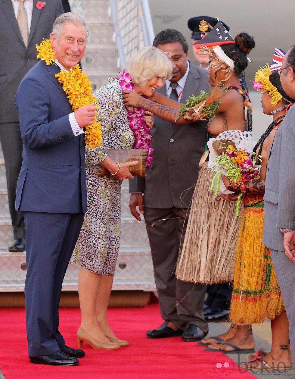 Carlos de Inglaterra y Camilla Parker son recibidos en Papúa Nueva Guinea