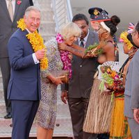 Carlos de Inglaterra y Camilla Parker son recibidos en Papúa Nueva Guinea
