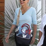 Sharon Stone con un bolso estampado con el rostro de Barack Obama