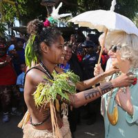 La Duquesa de Cornualles, obsequiada con un collar en Papúa Nueva Guinea