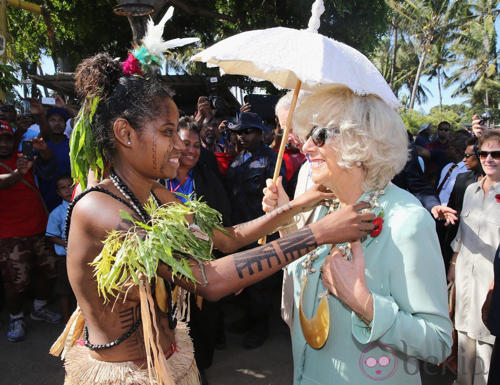 La Duquesa de Cornualles, obsequiada con un collar en Papúa Nueva Guinea