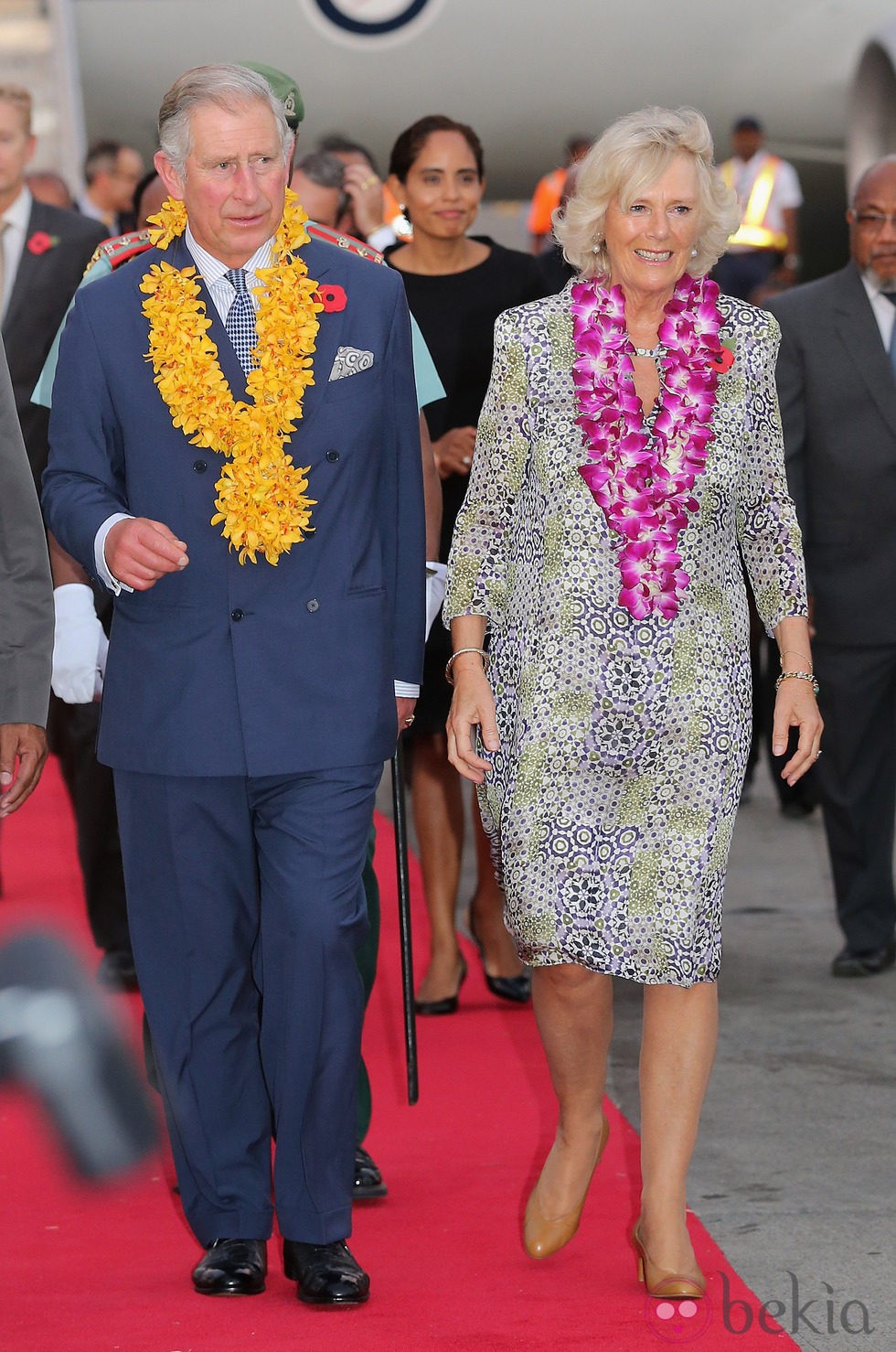 Carlos de Inglaterra y Camilla Parker a su llegada a Papúa Nueva Guinea