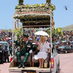 El Príncipe de Gales y la Duquesa de Cornualles saludando en Papúa Nueva Guinea