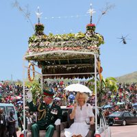 El Príncipe de Gales y la Duquesa de Cornualles saludando en Papúa Nueva Guinea