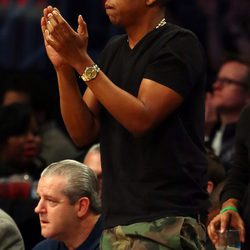 Jay-Z animando a su equipo de la NBA