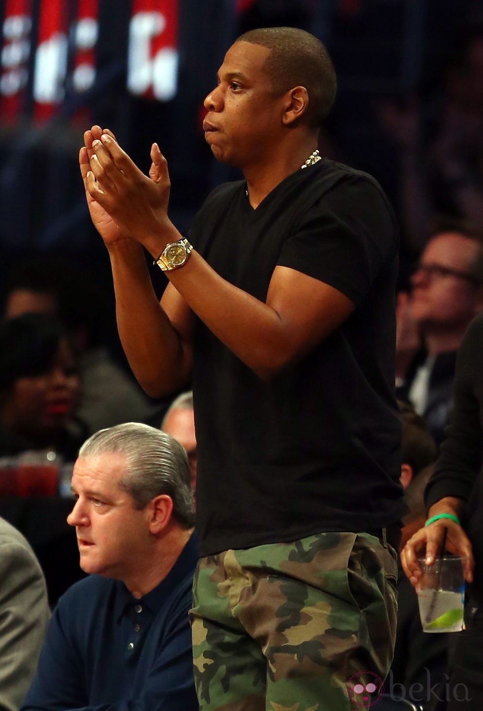 Jay-Z animando a su equipo de la NBA