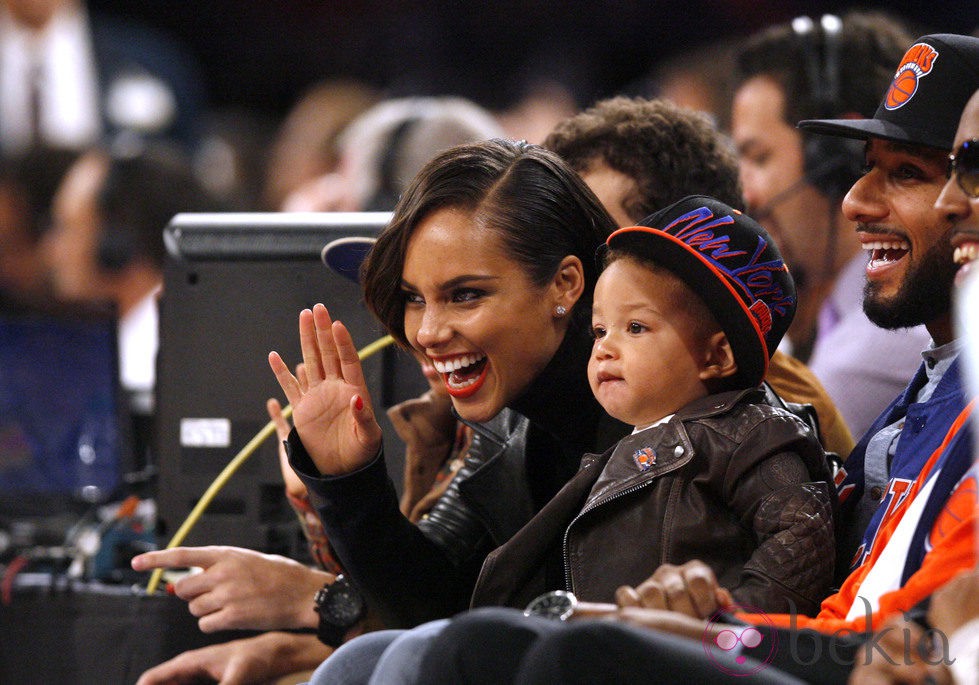 Alicia Keys con su hijo en un partido de la NBA