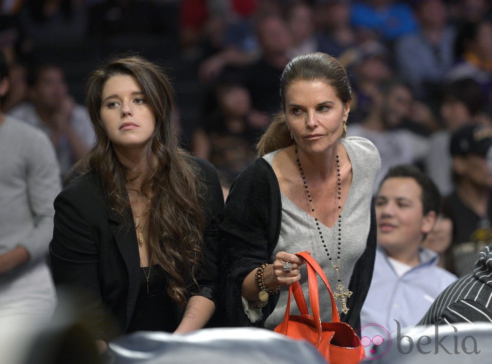 Maria Shriver y su hija Katherine Schwarzenegger en un partido de la NBA
