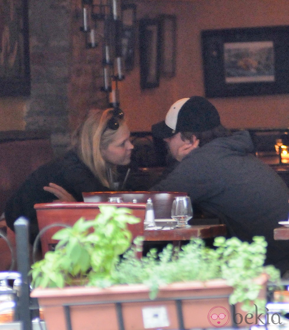 Erin Heatherton y Leonardo DiCaprio disfrutando de una comida en Nueva York