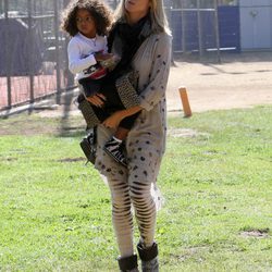 Heidi Klum con su hija Lou en un partido de fútbol de Los Ángeles