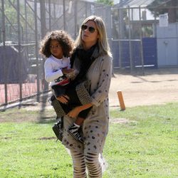Heidi Klum con su hija Lou en un partido de fútbol de Los Ángeles