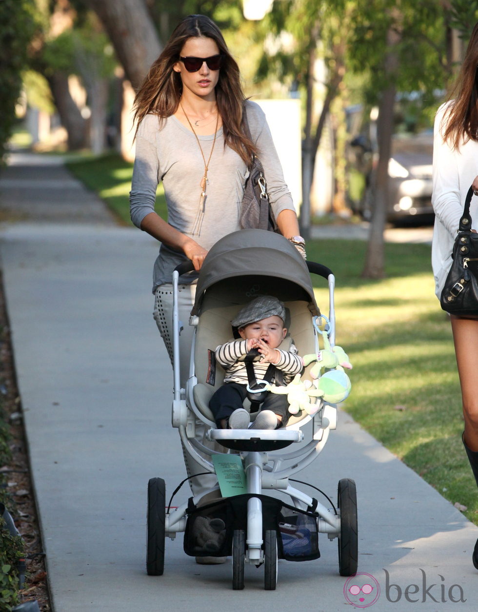 Alessandra Ambrosio pasea con su hijo Noah Phoenix por Beverly Hills