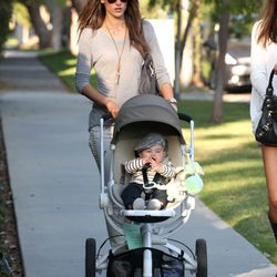 Alessandra Ambrosio pasea con su hijo Noah Phoenix por Beverly Hills