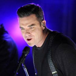 Robbie Williams cantando tras encender las luces de Navidad de Londres