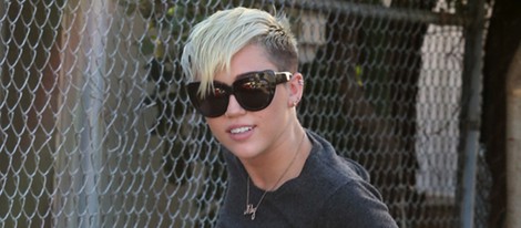 Miley Cyrus en Burbank con gafas de sol