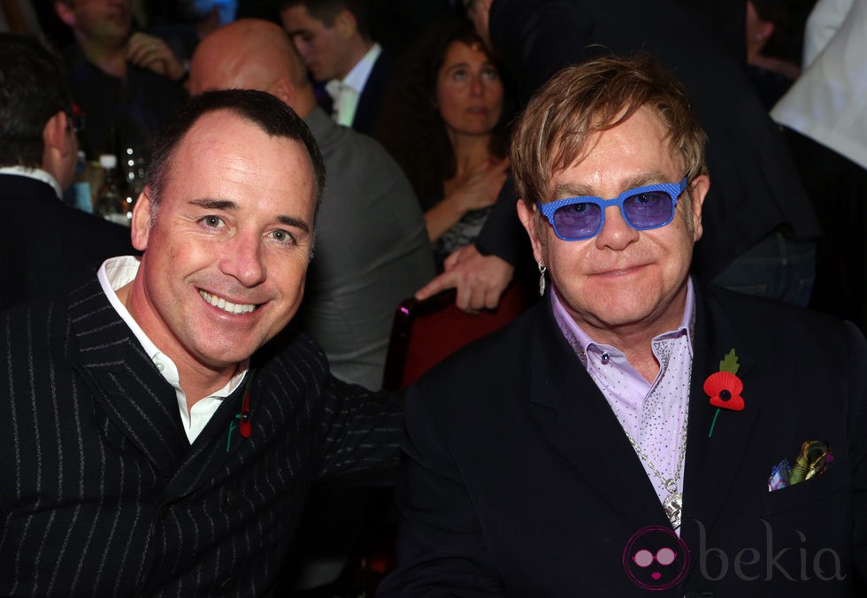 David Furnish y Elton John en la gala Music Industry Trusts Awards 2012