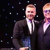 Elton John entrega el Premio Music Industry 2012 a Gary Barlow