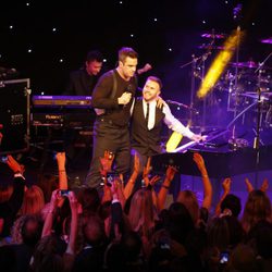 Robbie Williams y Gary Barlow en la gala Music Industry Trusts Awards 2012