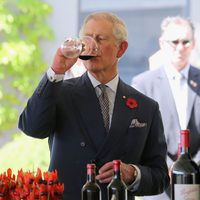 El Príncipe Carlos de Inglaterra bebiendo vino en Australia