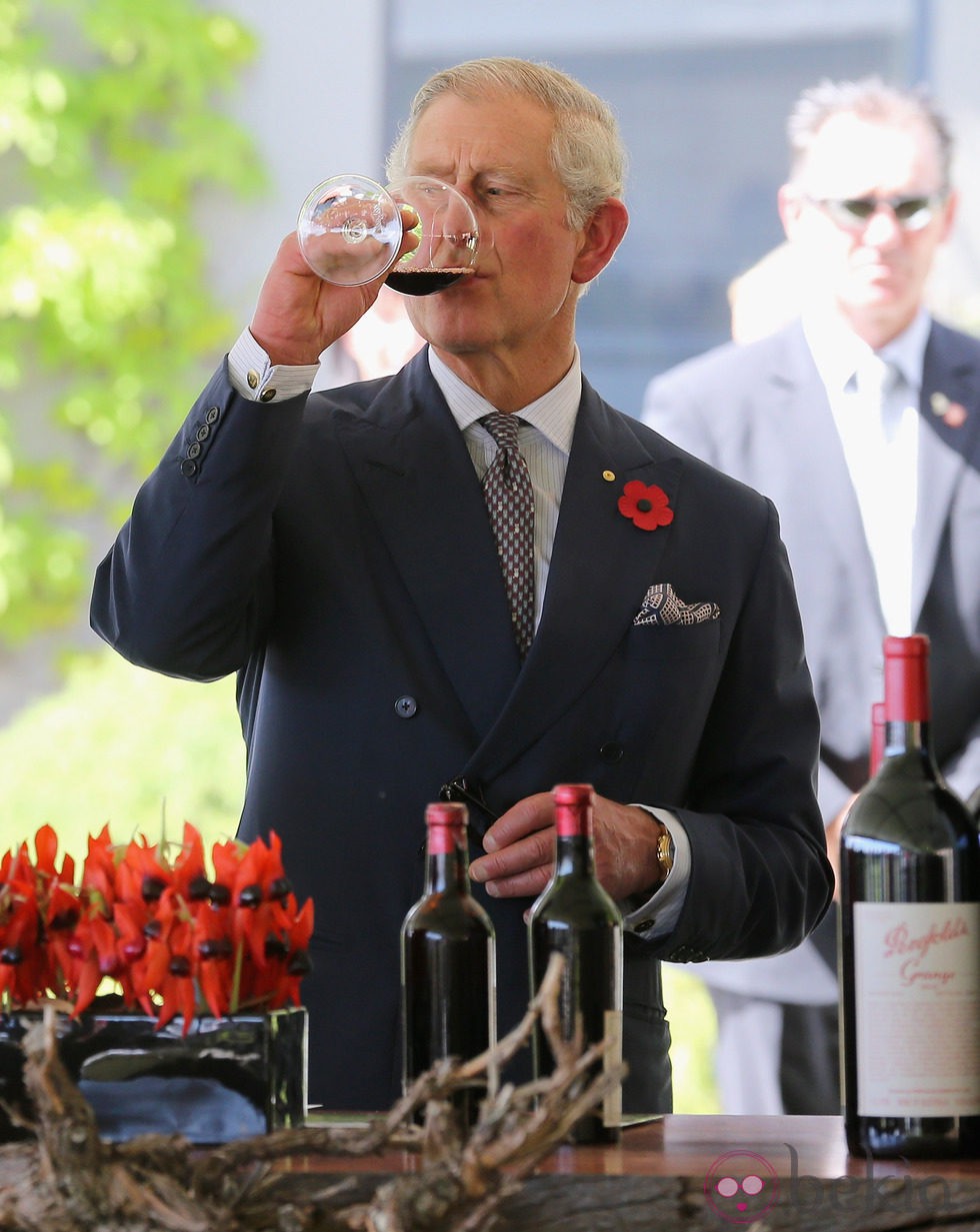 El Príncipe Carlos de Inglaterra bebiendo vino en Australia