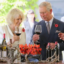 El Príncipe Carlos y Camilla Parker sostienen una copa de vino cada uno en Australia