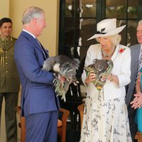 Carlos de Inglaterra y Camilla Parker con un koala cada uno en Australia
