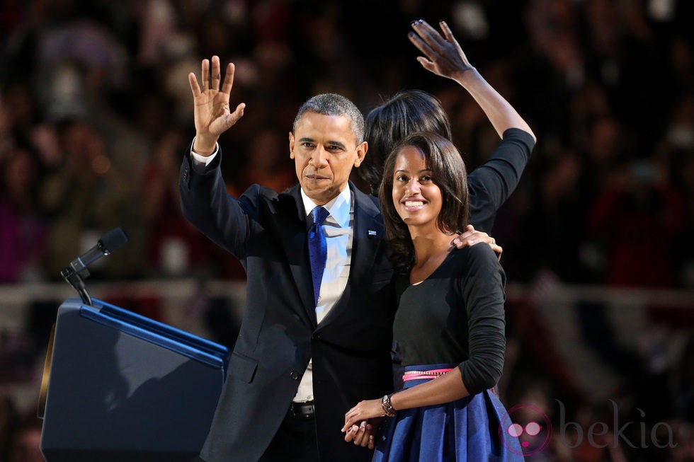Barack Obama camina acompañado de su hija Malia