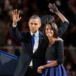 Barack Obama camina acompañado de su hija Malia