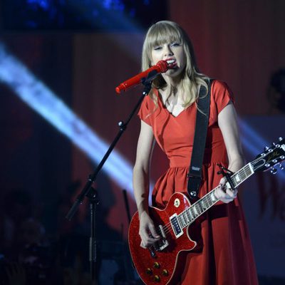 Taylor Swift actuando tras encender las luces de Navidad de Westfield
