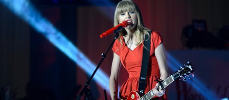 Taylor Swift actuando tras encender las luces de Navidad de Westfield