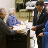 Mitt Romney y su mujer Ann ejercen su derecho a voto