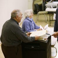 Mitt Romney y su mujer Ann ejercen su derecho a voto