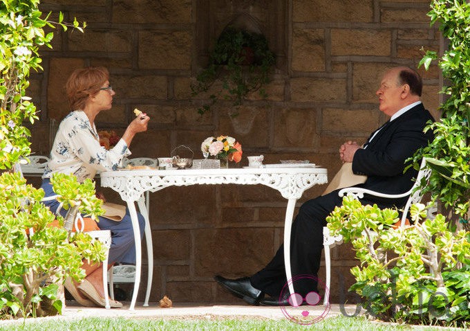 Helen Mirren y Anthony Hopkins conversan en el jardín en 'Hitchcock'