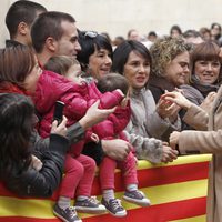 La Princesa Letizia saluda a unos niños durante su visita a Alcañiz