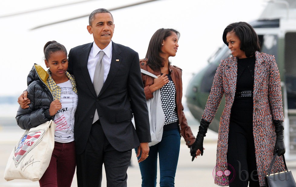 Barack y Michelle Obama, Malia y Sasha regresan a la Casa Blanca