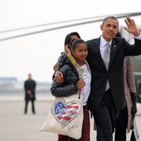 Obama agarrado a su hija Sasha al aterrizar en Washington