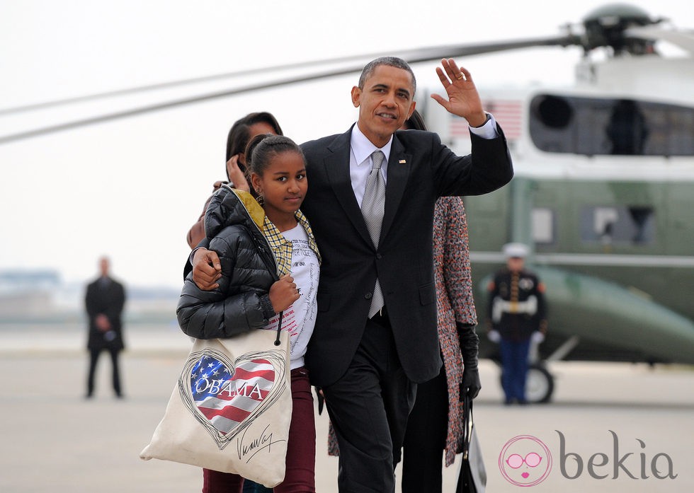 Obama agarrado a su hija Sasha al aterrizar en Washington