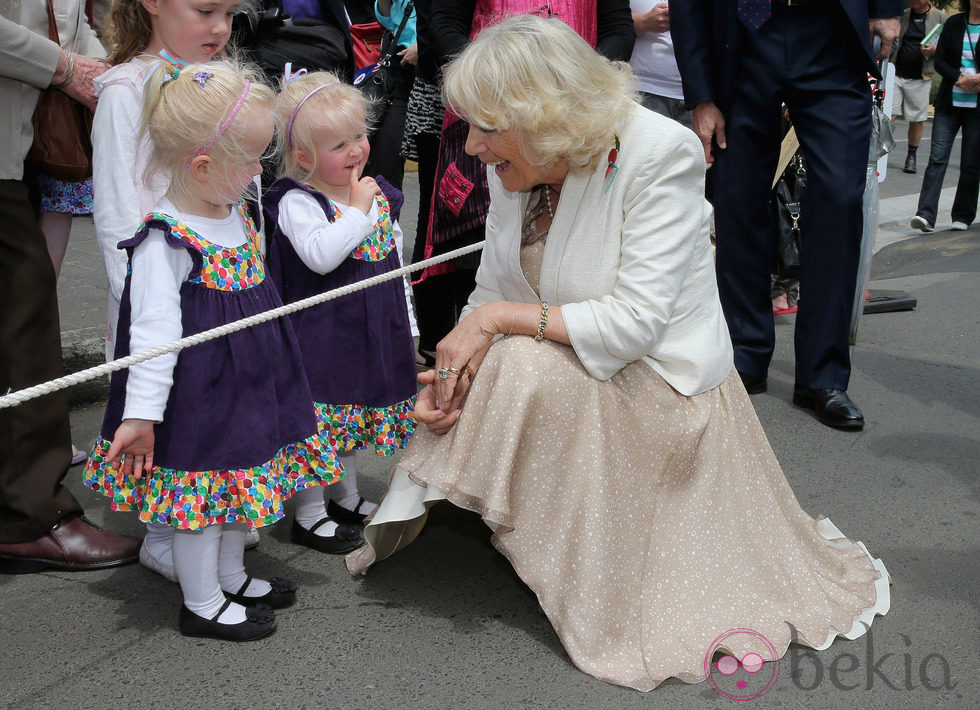 La Duquesa de Cornualles hablando con unas niñas en Tasmania